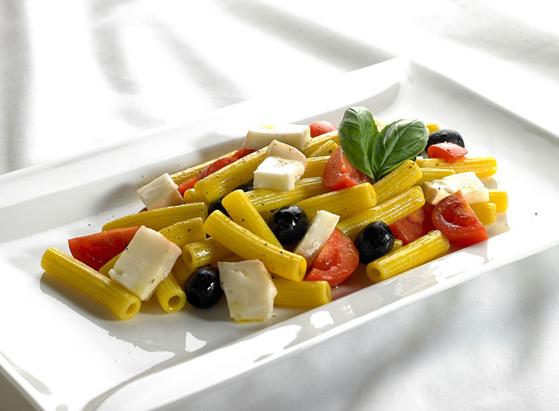Pasta fredda allo zafferano con Taleggio DOP, pomodorino, olive nere e basilico